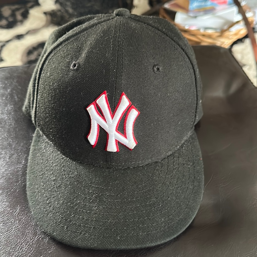 Black New York Yankee fitted New Era hat